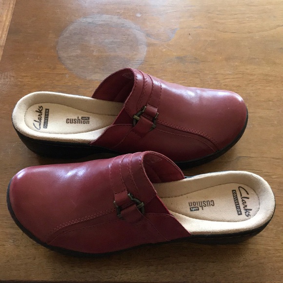 clarks red clogs